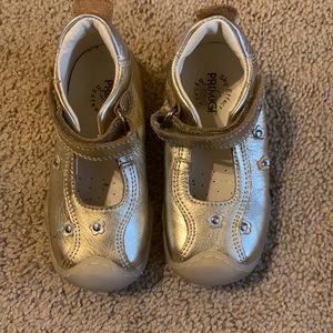 Little girls Primigi dress shoe. Size 23 EU. Velcro around ankle. Gently worn